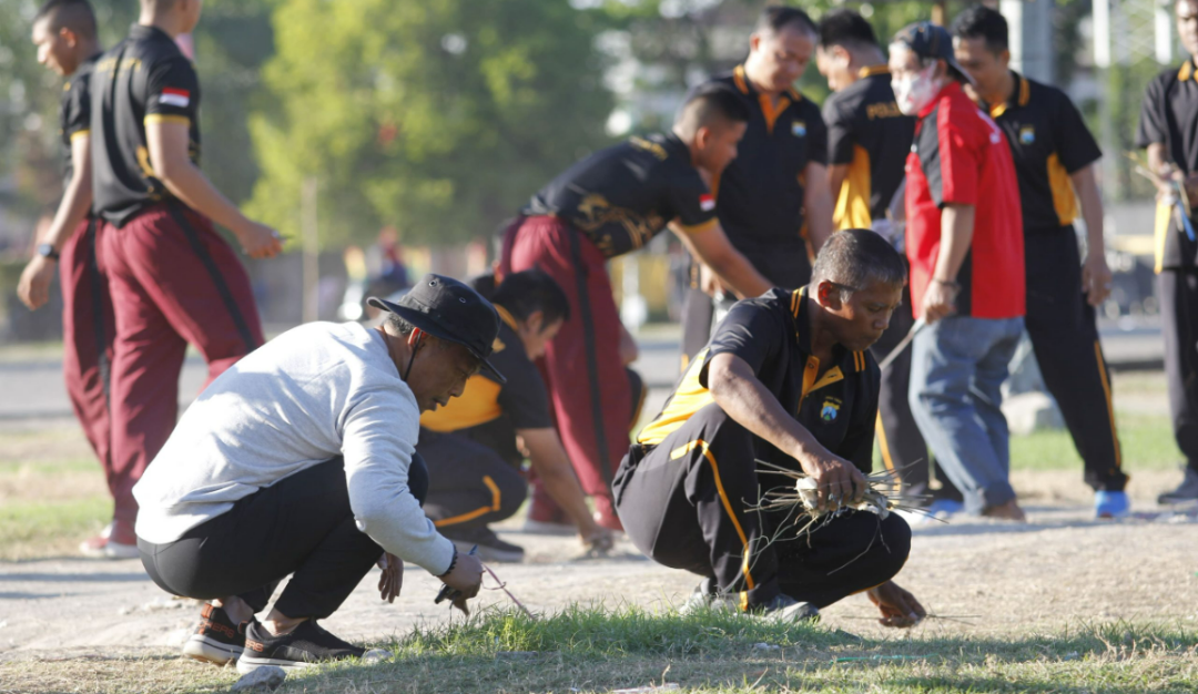 Bupati Ponorogo Sugiri Sancoko turun langsung memimpin jalannya kerja bhakti bersih-bersih sampah di Alun-alun Ponorogo usai acara Grebek Suro, Jumat, 21 Juli 2023. (Foto: Kominfo Ponorogo)