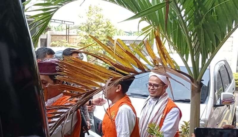 Terdakwa FH saat keluar dari ruang sidang. (Foto: Rusdi/Ngopibareng.id)