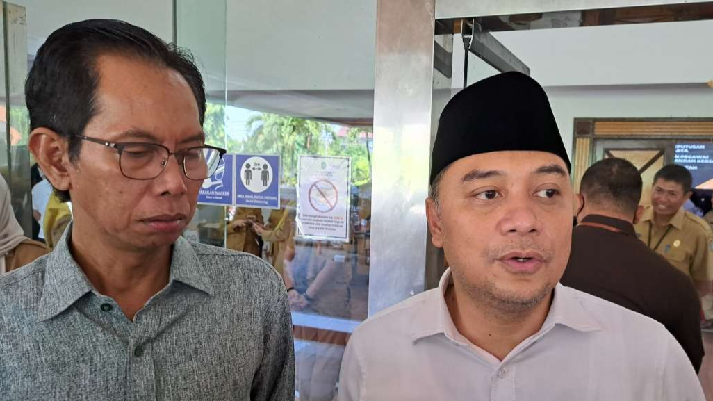 Walikota Surabaya Eri Cahyadi (kanan) bersama ketua DPRD Kota Surabaya, Adi Sutarwijono, bicara soal penghargaan Kota Layak Anak (KLA) 2023. (Foto: Pita Sari/Ngopibareng.id)