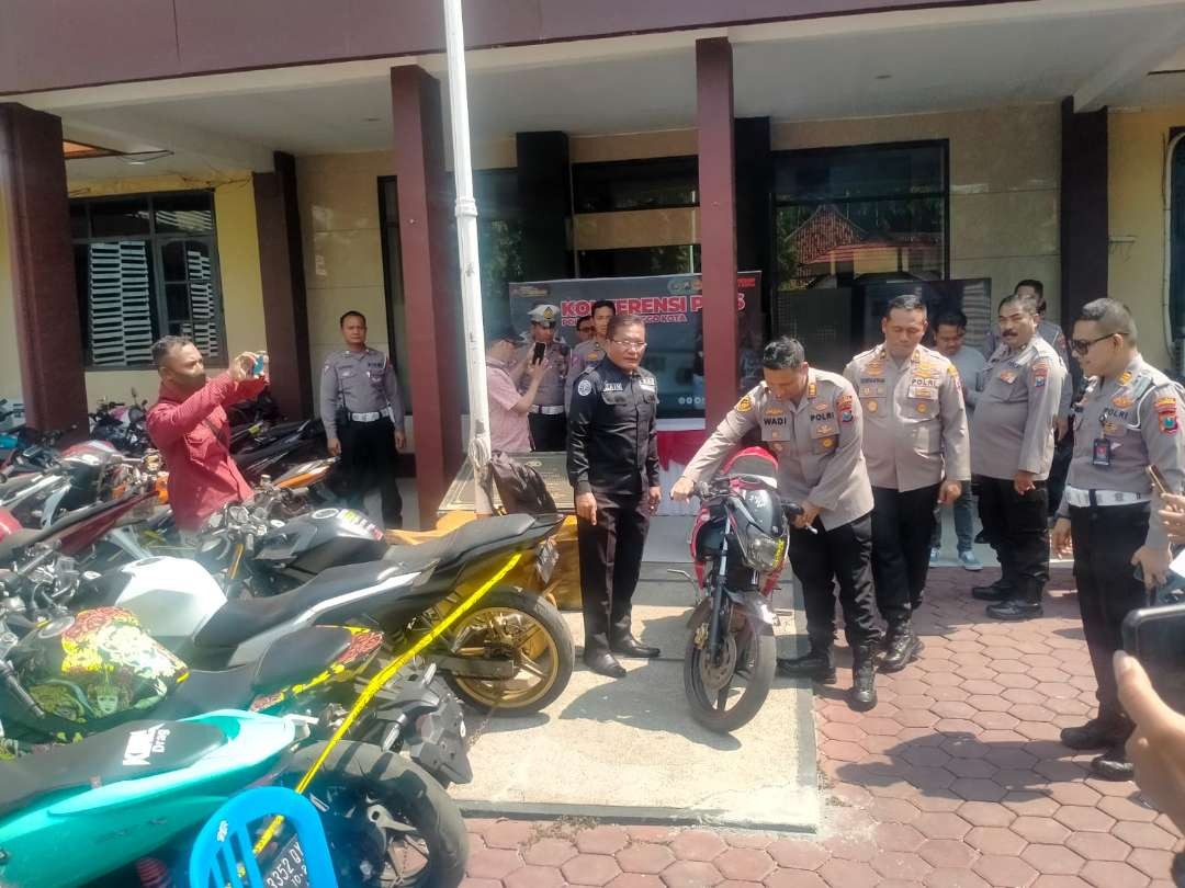 Kapolres Probolinggo Kota, AKBP Wadi Sa'bani memeriksa motor berknalpot brong yang diamankan. (Foto: Ikhsan Mahmudi/Ngopibareng.id)