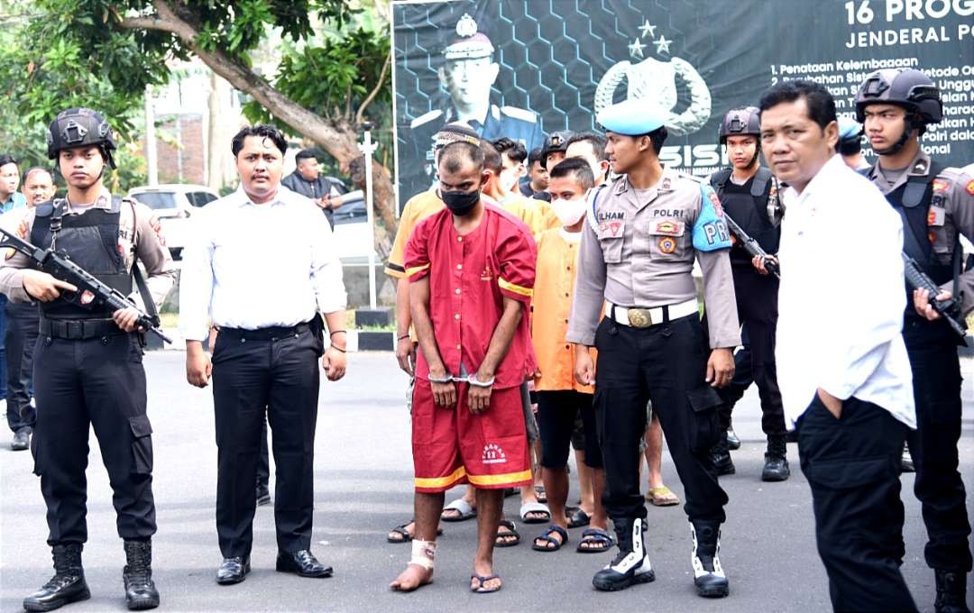 Pelaku begal spesialis perempuan inisial MI beraksi di 4 TKP berbeda di Bondowoso ditangkap dan ditembak kaki kanannya oleh polisi.(Foto: Guido/Ngopibareng.id)