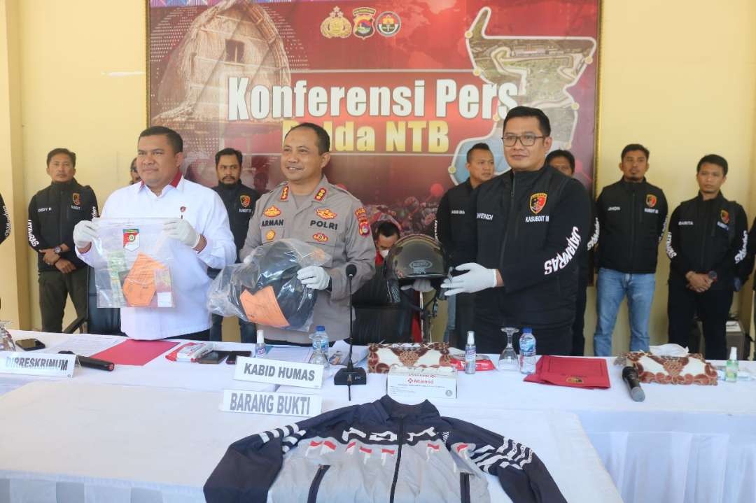 Kabid Humas Polda NTB, Kombes Arman Asmara Syarifuddin bersama Direskrimum Kombespol Teddy  Rustiawan menunjukkan barang bukti yang disita dari tersangka. (Foto: Bidang Humas Polda NTB)