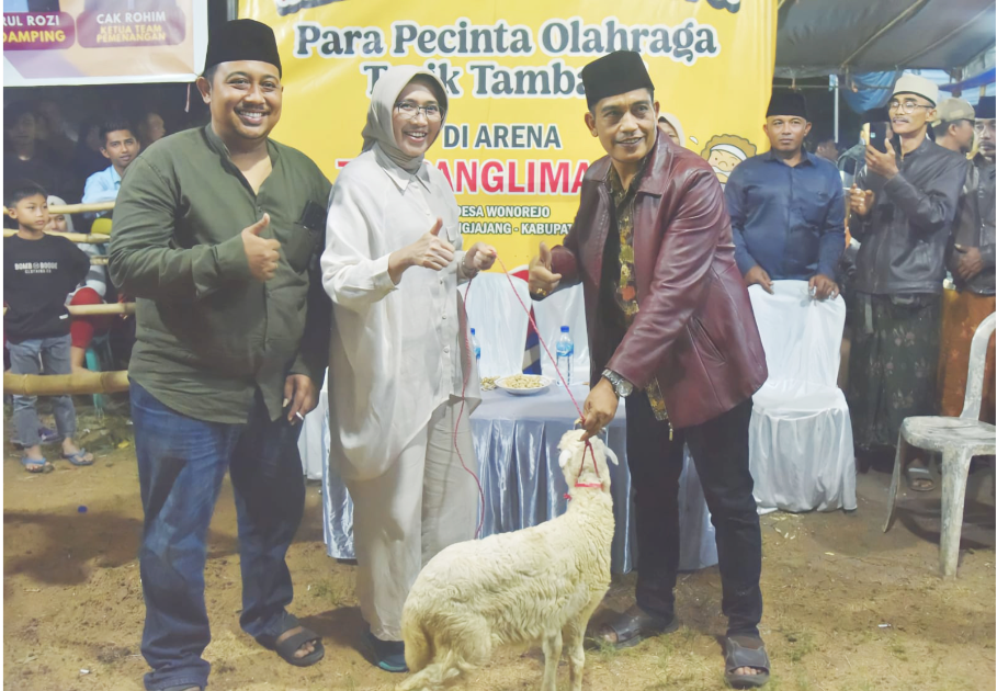 Lomba tarik tambang antara desa berlangsung meriah di Lumajang, dan mampu menyedot ratusan penonton dari berbagai wilayah di Lumajang. (Foto: Kominfo Lumajang)