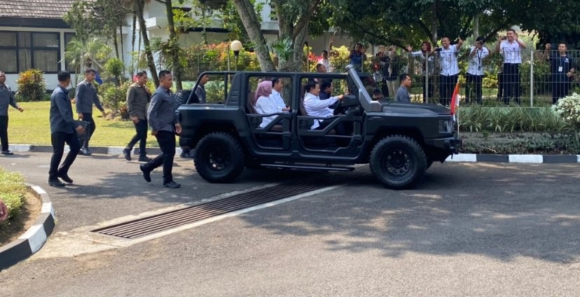 Menteri Pertahanan, Prabowo Subianto (setir kemudi), Presiden Jokowi (kursi belakang kiri), Ibu Negara, Iriana Jokowi (kursi belakang kanan) dan Menteri BUMN, Erick Thohir (kursi depan kiri) saat mencoba kendaraan taktis ringan buatan PT. Pindad di Malang (Foto: Lalu Theo/Ngopibareng.id)