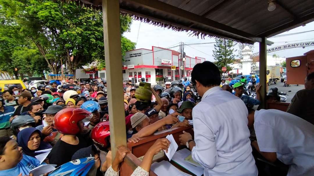 Ratusan orang menyerbu operasi pasar gas elpiji 3 kg di jl. Veteran Banyuwangi (foto: Muh Hujaini/Ngopibareng.id)