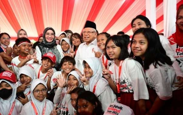 Wapres KH Ma'ruf Amin brrsama anak anak  pada puncak peringatan Hari Anak 2023 di Semarang ( foto: Setwapres)