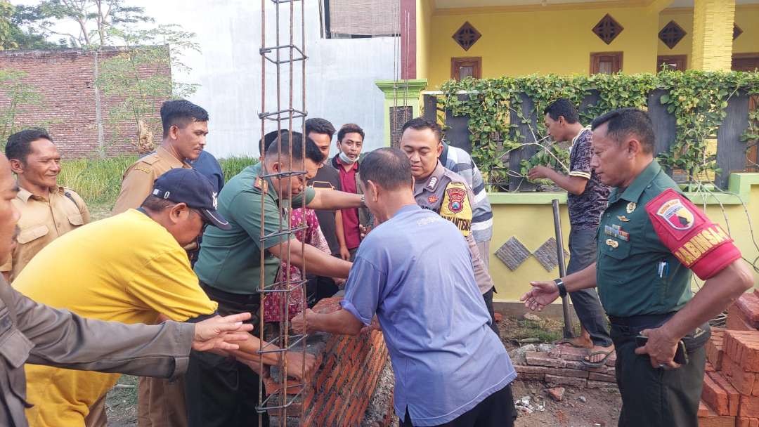 Forkopimka Kademangan dan warga Jalan Semeru Gang Rajawali membongkar tembok di badan jalan. (Foto: Ikhsan Mahmudi/Ngopibareng.id)