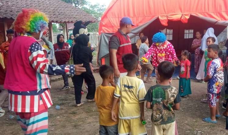 Komunitas badut saat menghibur anak-anak korban kebakaran rumah di Kalisat, Jember (Foto: Istimewa)