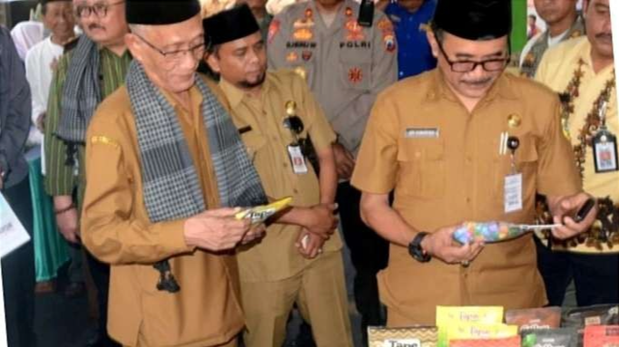 Bupati Bondowoso Salwa Arifin meninjau produk pelaku UMKM di ajang Bondowoso Festival Muharram 2023. (Foto: Guido Saphan/Ngopibareng.id)