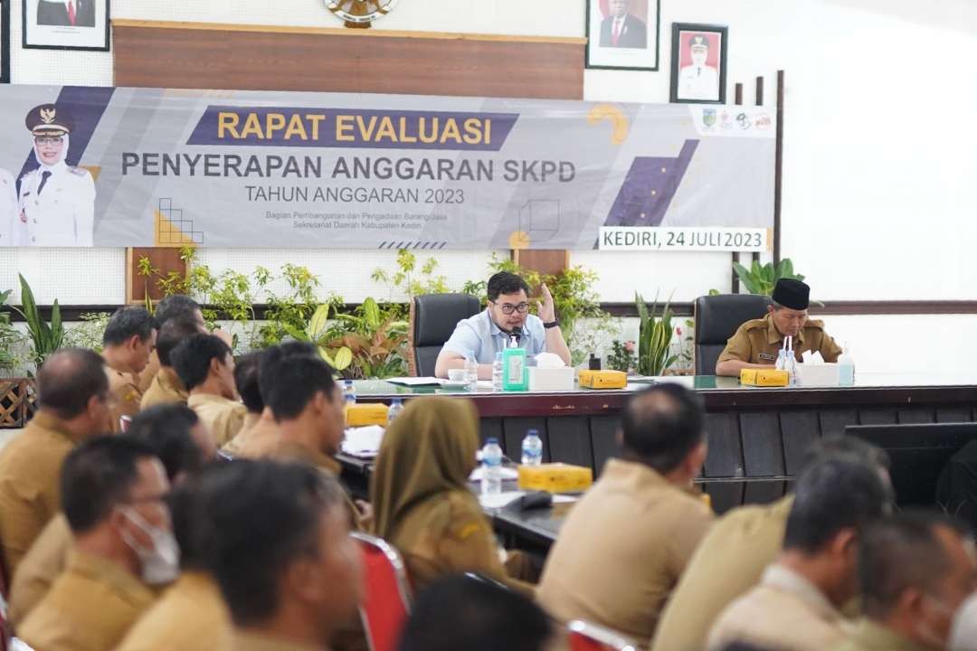 Bupati Kediri Hanindhito Himawan Pramana mengajak lintas Organisasi Perangkat Daerah (OPD) bersinergi demi suksesnya pembangunan stadion. (Foto: Istimewa)