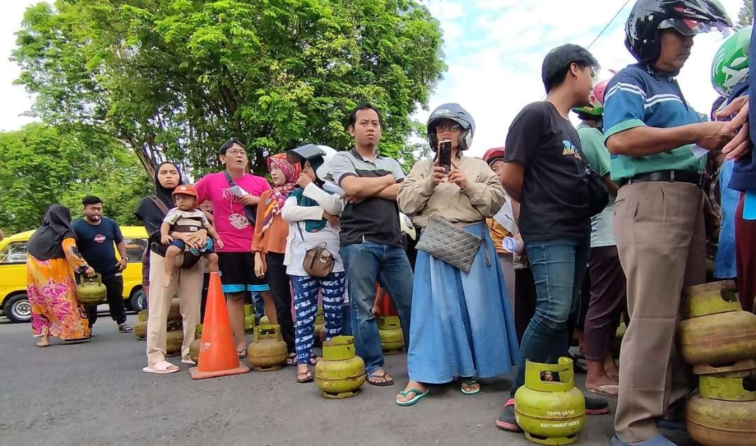 Antrean warga dalam operasi pasar elpiji 3 kg (Foto; Muh Hujaini/Ngopibareng.id)