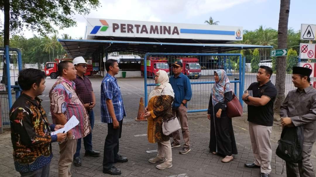 Komisi II DPRD Banyuwangi melakukan sidak di SPBE Argopuro terkait suplai elpiji 3 kg (foto: Muh Hujaini/Ngopibareng.id)