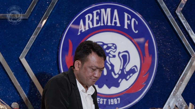 Manajer Tim Arema FC, Wiebie Dwi Andriyas saat berada di Kantor Arema FC (Foto: Twitter/@Aremafcofficial)