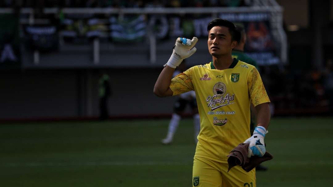 Kiper Persebaya, Ernando Ari Sutaryadi. (Foto: Fariz Yarbo/Ngopibareng.id)