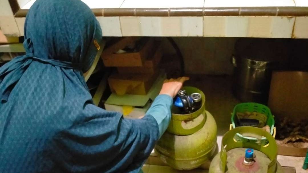 Seorang ibu rumah tangga di Kota Probolinggo menyiapkan tabung LPG saat hendak memasak. (Foto: Ikhsan Mahmudi/Ngopibareng.id).