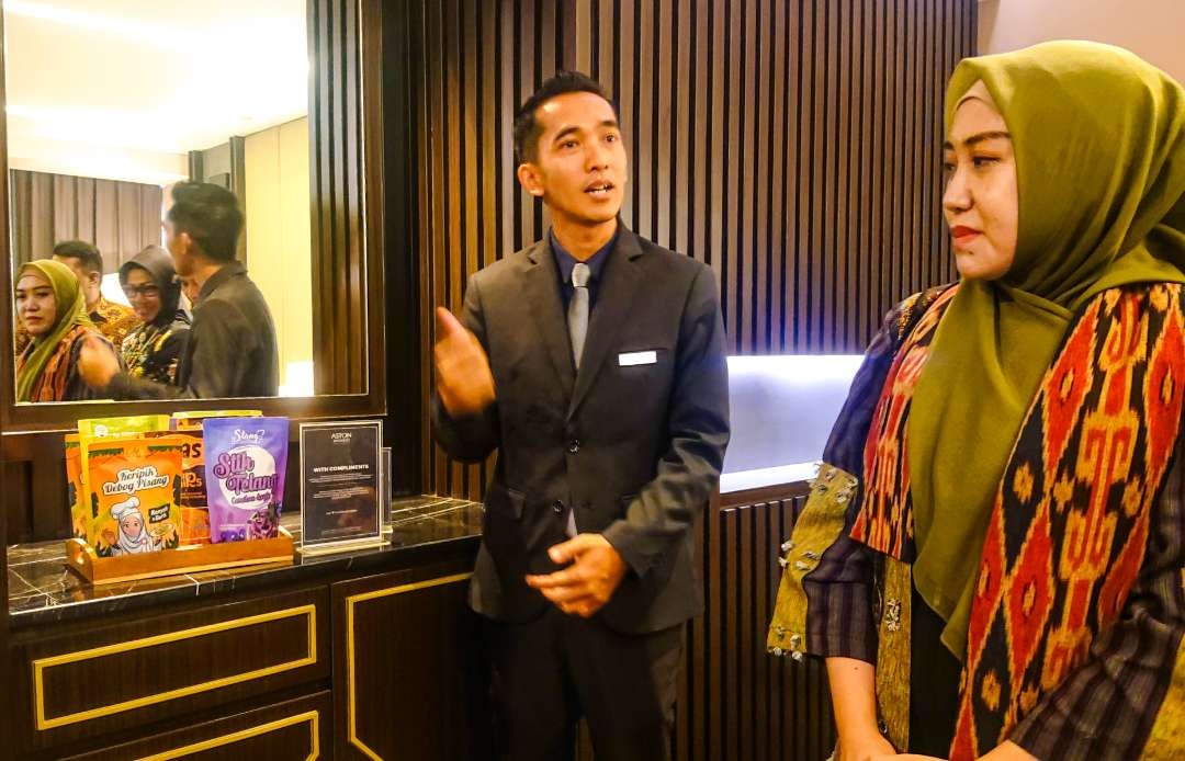 Ning Sasha saat room touring produk UMKM di Aston Hotel Sidoarjo (foto : Aini/Ngopibareng.id)