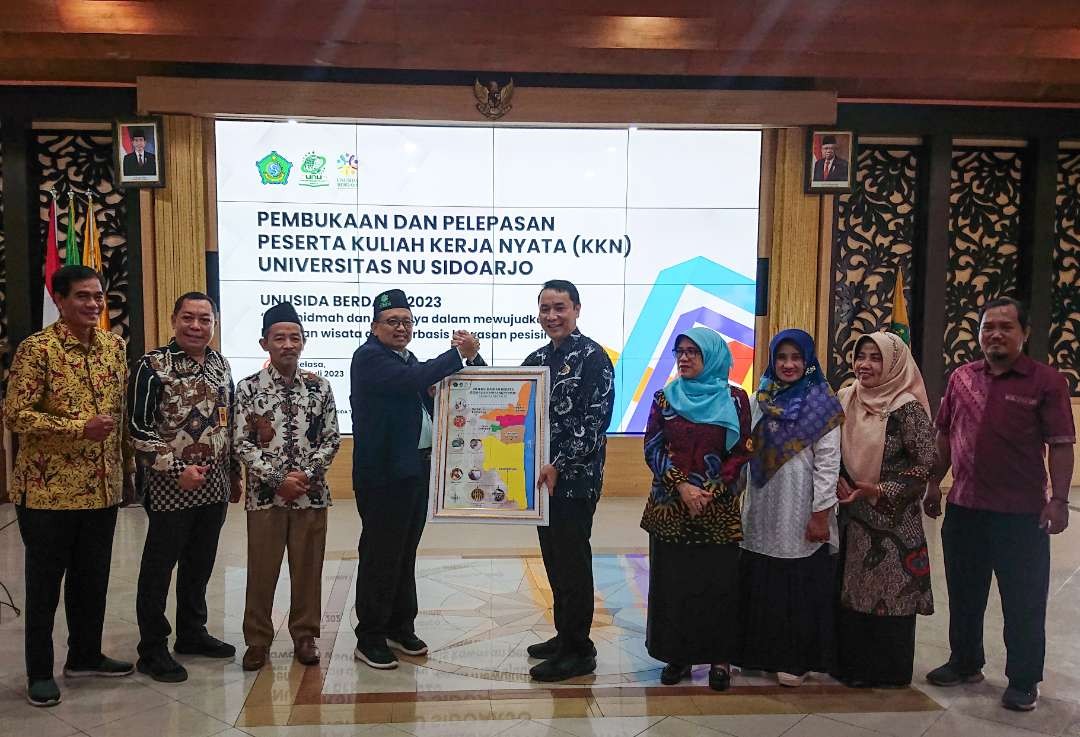 Penyerahan cindera mata oleh Rektor Unusida kepada Sekda Kabupaten Sidoarjo (foto: Aini/Ngopibareng.id)