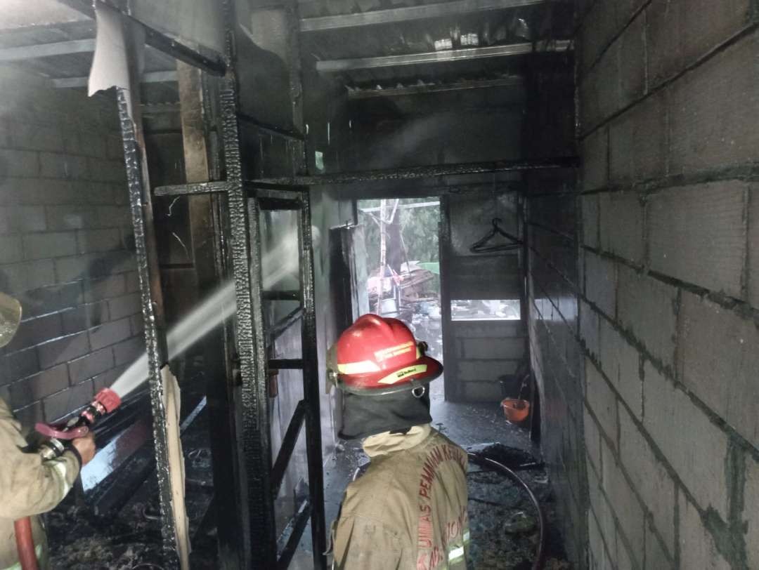 Petugas Pemadam Kebakaran (Damkar) Kabupaten Bojonegoro tengah melakukan pemadaman rumah yang terbakar di Desa Kalianyar Gang Besar, Kecamatan Kapas, Kabupaten Bojonegoro, terbakar, pada Selasa 25 Juli 2023.(Foto: dok. Damkar Bojonegoro