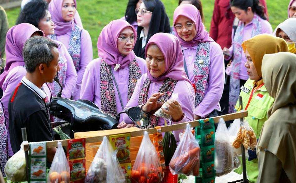 Ibu Negara Iriana Jokowi berbincang dengan penjual sayur yang dilibatkan dalam penanganan stunting (foto: Humas Pemkab Banyuwangi)