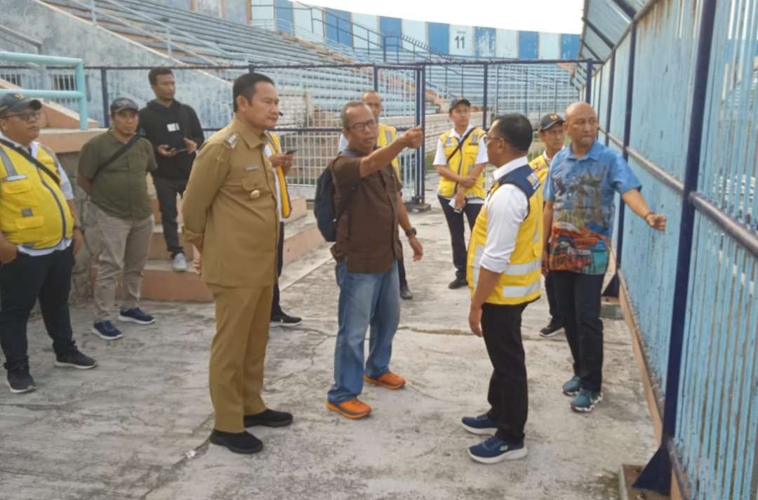 Tim Direktorat Prasarana Strategis Dirjen Cipta Karya bersama Bupati Lamongan, Yuhronur Efendi dan Kepala Dispora, Erwin, saat di Stadion Surajaya Lamongan. (Foto: Imron Rosidi/Ngopibareng.id)