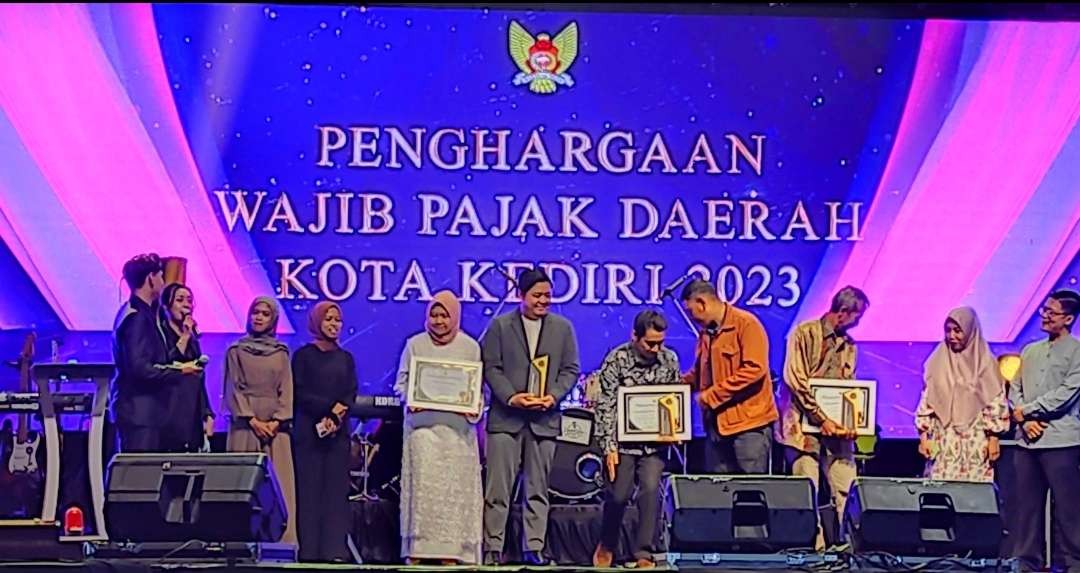 Walikota Kediri Abdullah Abu Bakar  mengapresiasi kegiatan penghargaan wajib pajak daerah tahun 2023 yang diinisiasi oleh Badan Pendapatan,Pengelolah Keuangan dan Aset Daerah Kota Kediri (Foto: Fendi Lesmana/ngopibareng.id)