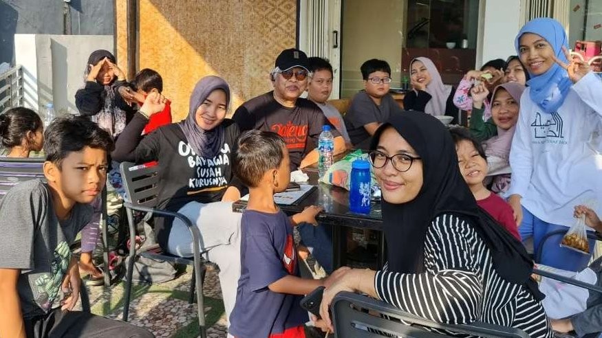 KH Ahmad Mustofa Bisri (Gus Mus) dan anak cucunya, santai. (Foto: dok/ngopibareng.id)