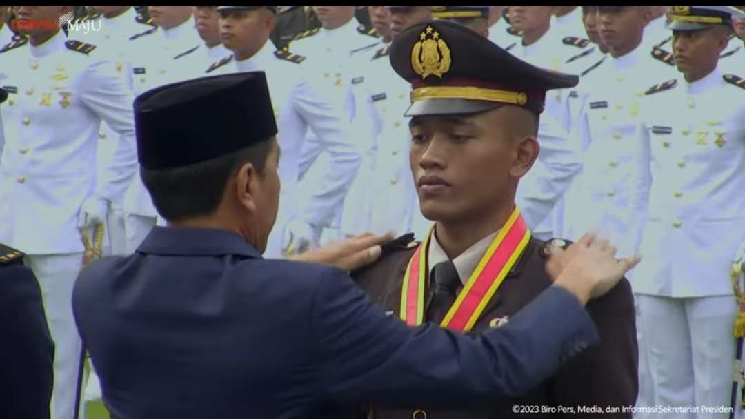 Peraih Adhi Makayasa, salah satunya ialah Inspektur Polisi Dua, Irfan Urane Azis, anak dari mantan Kapolri Jenderal Pol (Purn) Idham Azis. (Foto: YouTube Setpres)