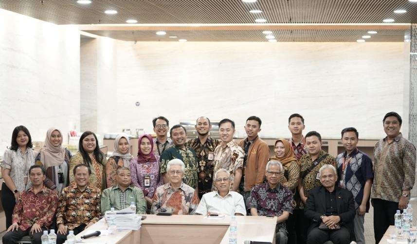 Pakar komunikasi politik Antonius Benny Susetyo bersama sejumlah tokoh nasional. (Foto: bpip)