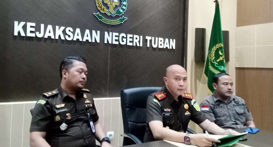 Kepala Kejari Tuban, Armen Wijaya didampingi Kasi Intel dan Kasi Pidsus Kejari Tuban, saat konferensi pers kasus dugaan korupsi pengadaan mesin APMD. (Foto: Khoirul Huda/Ngopibareng.id)