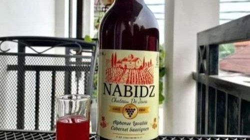 Produk red wine merek Nabidz cantumkan label halal di botol. (Foto: Twitter)