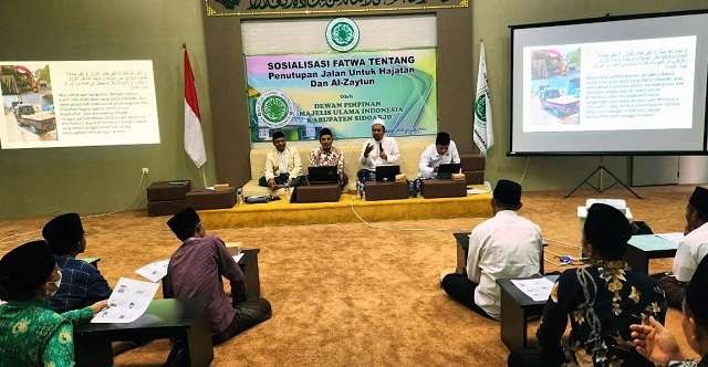 MUI Sidoarjo memberikan fatwa haram bagi masyarakat yang menutup jalan saat gelar hajatan. (Foto: Duta.co)