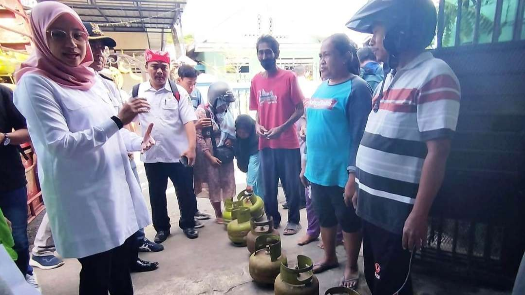 Bupati Banyuwangi, Ipuk Fiestiandani berbincang dengan warga saat mengecek salah satu pangkalan elpiji 3 kg. (Foto: Muh Hujaini/Ngopibareng.id)