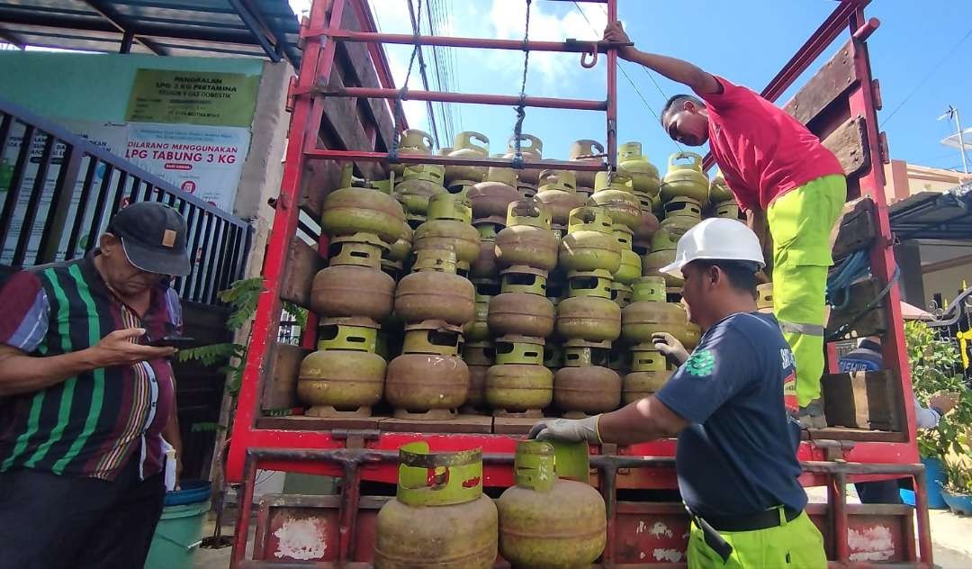 Pendistribusian elpiji 3 kg ke pangkalan (Foto; Muh Hujaini/Ngopibareng.id)