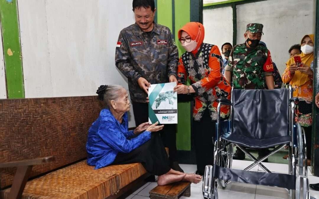 Wali Kota Madiun Maidi saat memberikan santunan kursi roda ke warga yang membutuhkan. (Foto: dok. madiunkota)