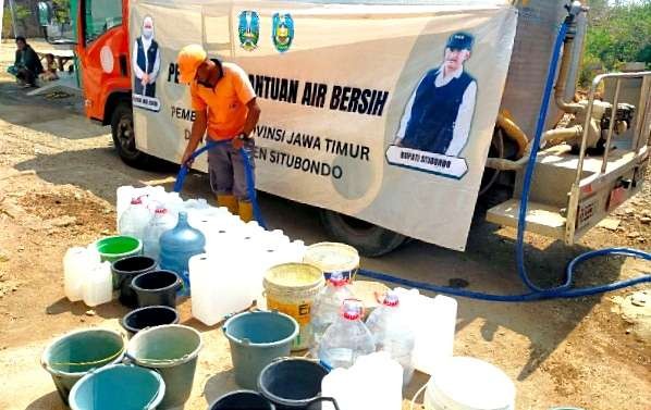 Truk tangki mengangkut 5 ribu liter air bersih rutin mendistribusikan ke warga tujuh dusun tersebar di 4 desa pada 4 kecamatan terdampak kemarau.(Foto: BPBD Situbondo)