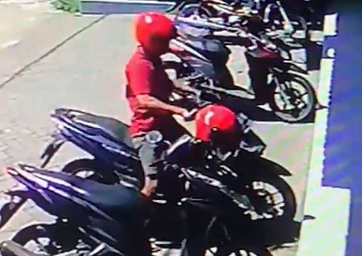 Pelaku curanmor saat beraksi di depan Alfamart Gladser, Probolinggo. (Foto: tangkapan layar CCTV)