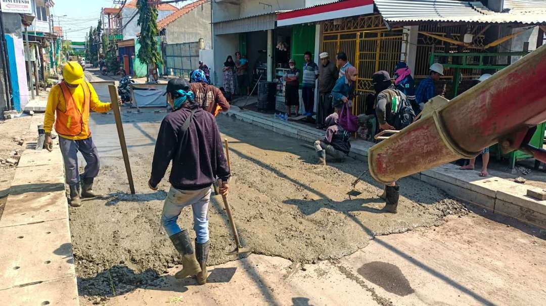 Pengecoran ruas jalan Tropodo, Waru, Sidoarjo, sebelum di beton. (Foto: Aini Arifin/Ngopibareng.id)