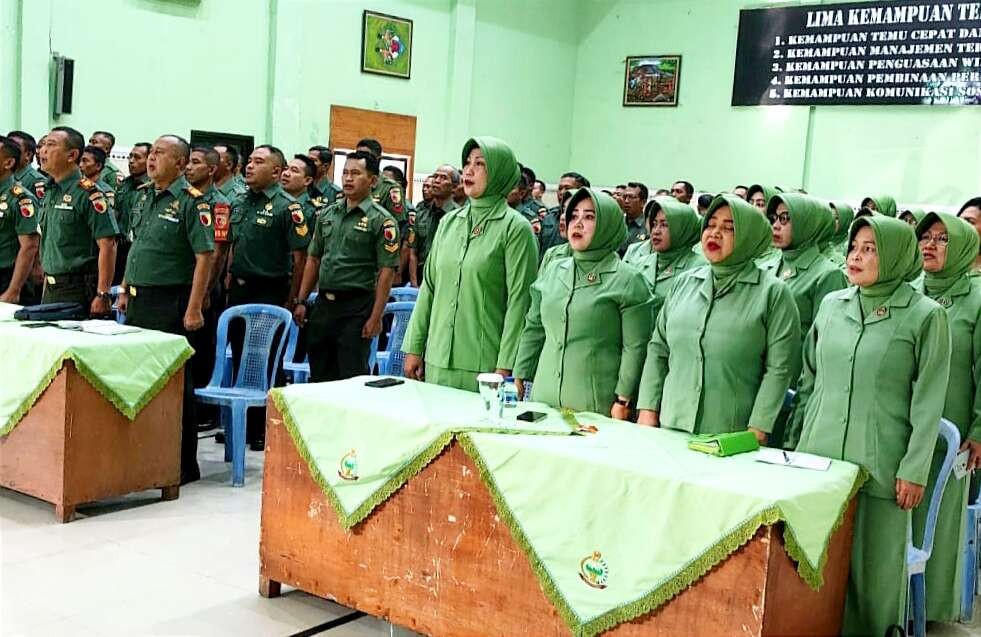 Prajurit dan istri prajurit TNI Kodim 0822 Bondowoso menerima penyuluhan hukum dari tim penyuluh Hukum Kodam V Brawijaya. (Foto: Guido/Ngopibareng.id)