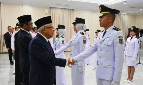 Wakil Presiden Ma'ruf Amin memberi ucapan selamat kepada  lulusan IPDN yang baru dilantik (foto:Setpres)