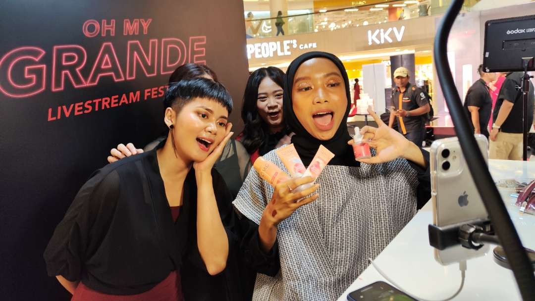 Pengunjung seru-seruan mengikuti Oh My Grande Livestream Festival, yang digelar OMG di Atrium Tunjungan Plaza 3, Surabaya, Kamis 27 Juli 2023. (Foto: Fariz Yarbo/Ngopibareng.id)