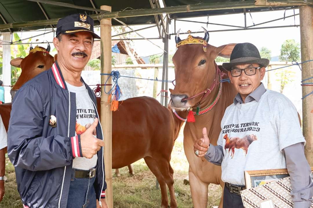 Suasana saat Dinas Peternakan Jawa Timur (Jatim) bersama Dinas Ketahanan Pangan dan Pertanian (DKPP) Kabupaten Pamekasan menggelar Festival Ternak Sapi Madura di Lapangan Waru, Kecamatan Waru, Kabupaten Pamekasan, Selasa 25 Juli /2023. (Foto: dok. pamekasankab)