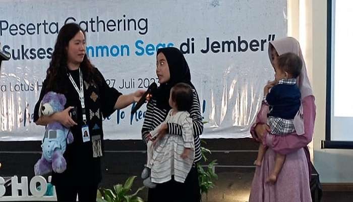 Chief Operating Officer Common Seas, Celia Siura bersama ibu-ibu dalam sebuah gathering di Jember, Kamis, 27 Juli 2023. (Foto: Rusdi/Ngopibareng.id)