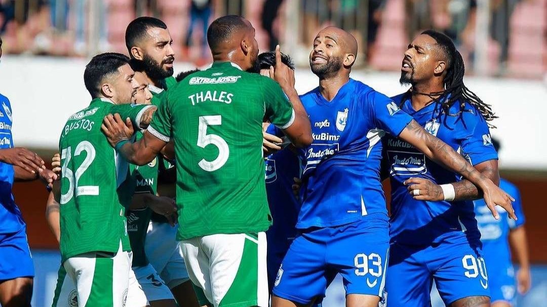 Laga PSIS Semarang (jersey biru) vs PSS Sleman, Jumat 21 Juli 2023 berlangsung panas hingga dua kartu merah keluar dari saku wasit. (Foto: Instagram PSIS)