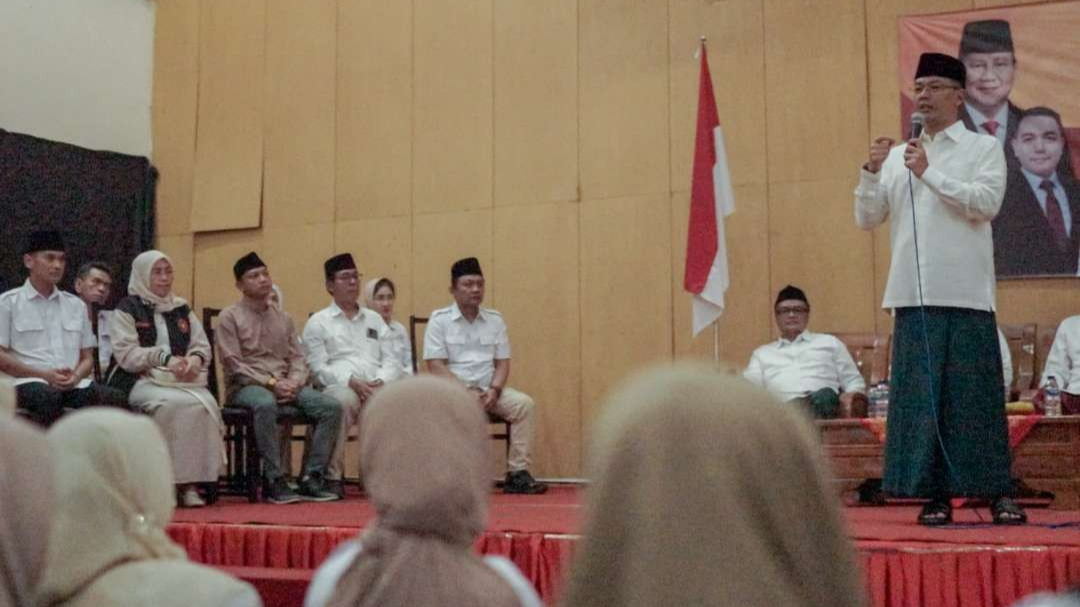 Dalam kunjungannya di Kediri Wakil Ketua Umum Partai Gerakan Indonesia Raya (Gerindra) Sugiono memberikan motivasi kepada ratusan kader baik pengurus Ranting, PAC, Sayap dan DPC baik Kota pun Kabupaten Kediri untuk bersama menjaga kekompakan (Foto: Istimewa)