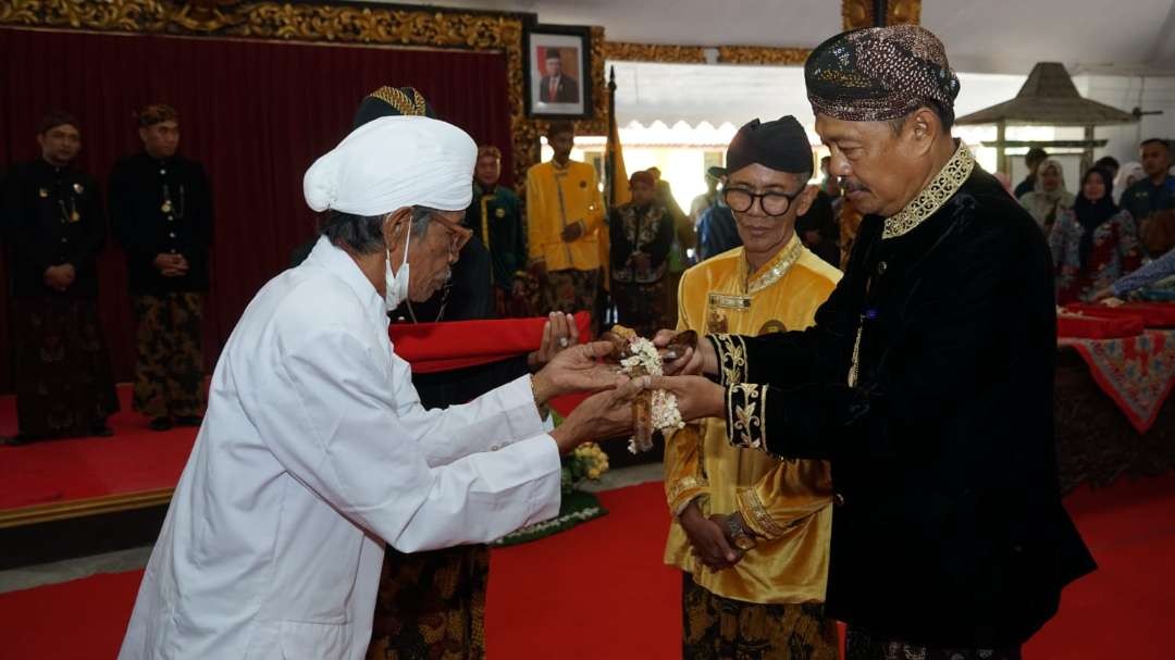 Penyerahan pusaka dilakukan seorang empu kepada Sekretaris Daerah (Sekda) Kabupaten Sumenep Edi Rasiyadi di di Pendopo Agung Keraton, Kamis 27 Juli 2023. (Foto: dok. sumenepkab)