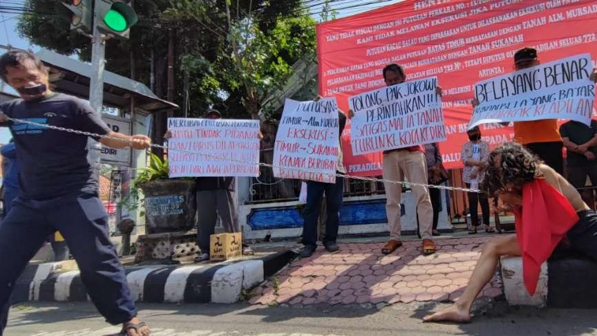 Aksi teatrikal untuk menolak eksekusi rumah janda di Kediri. Janda ini digugat oleh keponakannya sendiri. (Foto: Fendhy Plesmana/Ngopibareng.id)