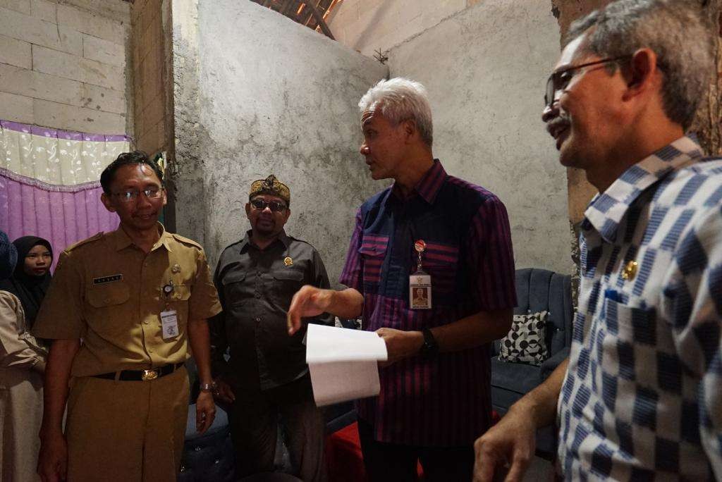 Kebiasaan Gubernur Jawa Tengah Ganjar Pranowo sejak awal menjabat untuk berkeliling hingga ke desa-desa. Melaksanakan program Ngopi Bareng Gubernur, mengecek langsung pelaksanaan program dan bantuan, hingga nginep di rumah warga.(Foto: istimewa)