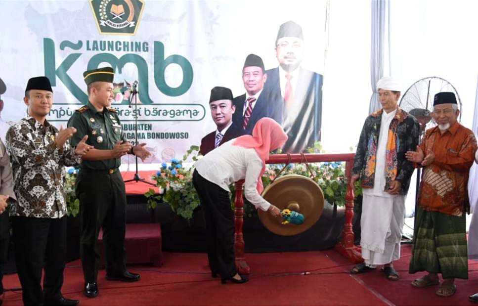 Asisten I Pemkab Bondowoso Haeriyah Yuliati memukul gong peresmian pembentukan Kampung Moderasi Beragama perdana di Bondowoso.(Foto:Guido/Ngopibareng.id)