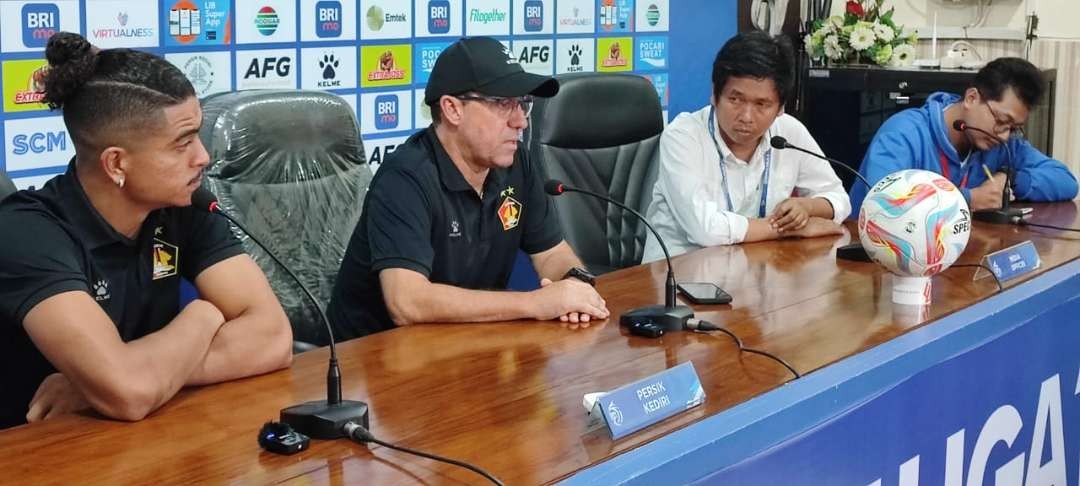 Tim tuan rumah Persik Kediri harus menyerah atas Persib Bandung 1-2, pada pertandingan pekan ke 5 Liga 1 2023/2024 Jumat 28 Juli 2023 malam. (Foto: Fendi Lesmana/Ngopibareng.id)