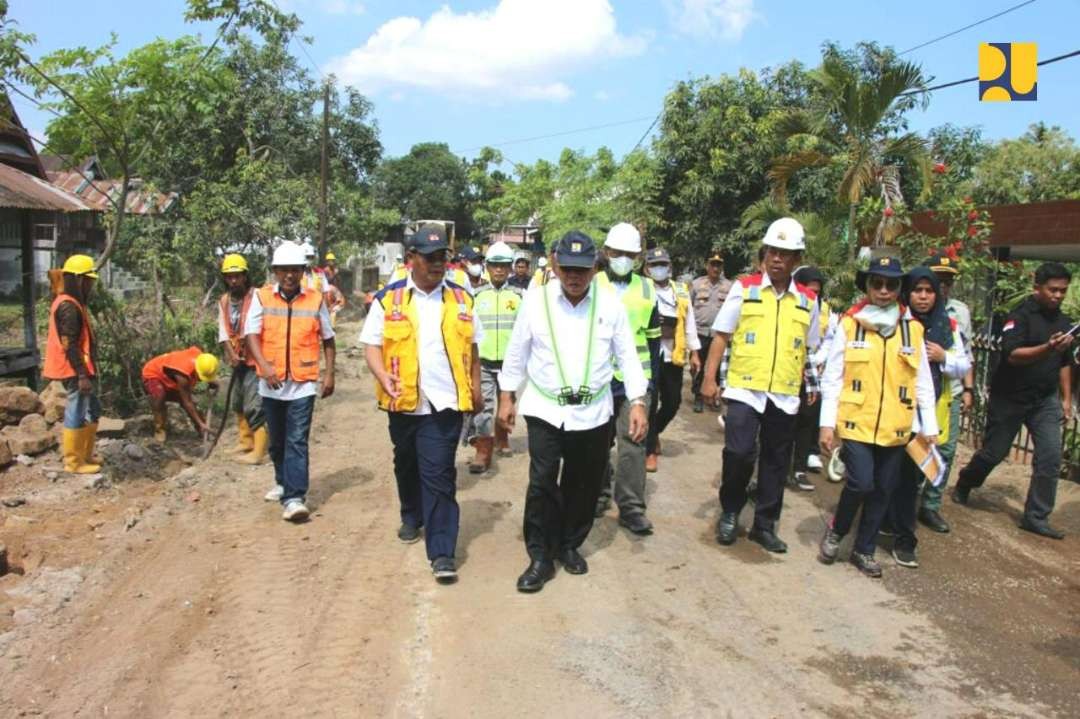 Menteri PUPR Basuki Hadimuljono saat meninjau langsung pelaksanaan pembangunan jalan daerah di Sulawesi Selatan. (Foto: Biro Komunikasi Kementerian PUPR)